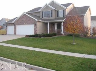 4 Tangle Oaks Ct, Bloomington, IL 61705