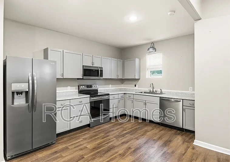 1452 Woodlawn Ave — Photo 2