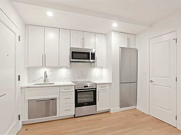 4th image of 155 E 47th St #7S