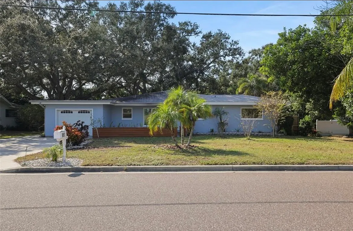951 Greenway Ave — Photo 2