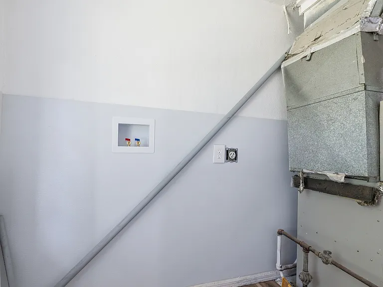 420 W 25th St — Photo 14