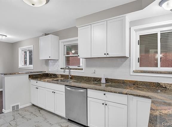 5th image of 32807 Sandra Ln
