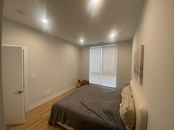 3rd image of 2924 W Medill Ave