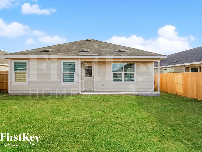 2704 La Mundial St — Photo 15