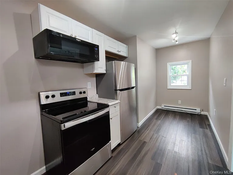 917-921 Violet Ave #B — Photo 3