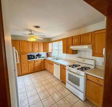 3rd image of 4032 Quakerbridge Rd