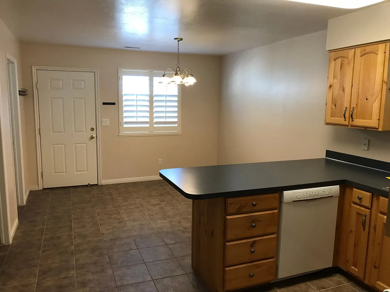 2 bed, 1.5 bath, 1268 sqft, $1,600 — Photo 3