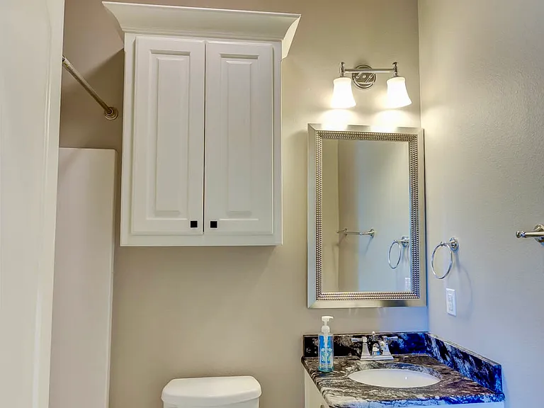 555 Canterbury Ln — Photo 15
