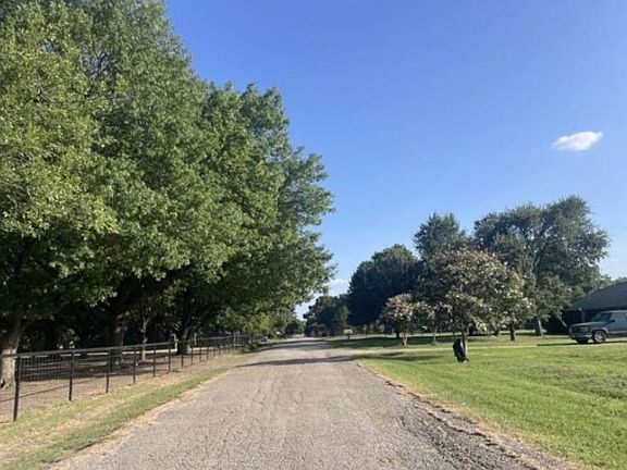 Exterior Neighborhood (street photo)