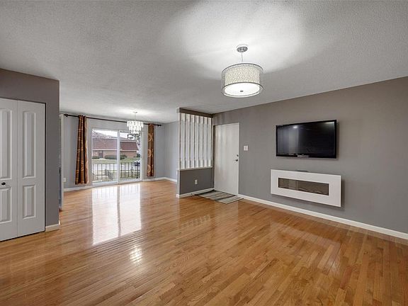5th image of 4366 Chateau De Ville Dr APT H