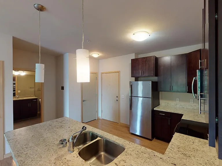 902 Drake St — Photo 35