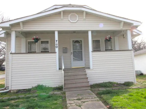 740 N Broadway Ave, Salem, IL 62881