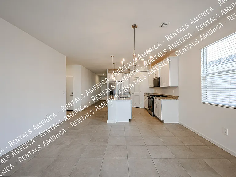 3380 N Camden Dr — Photo 9