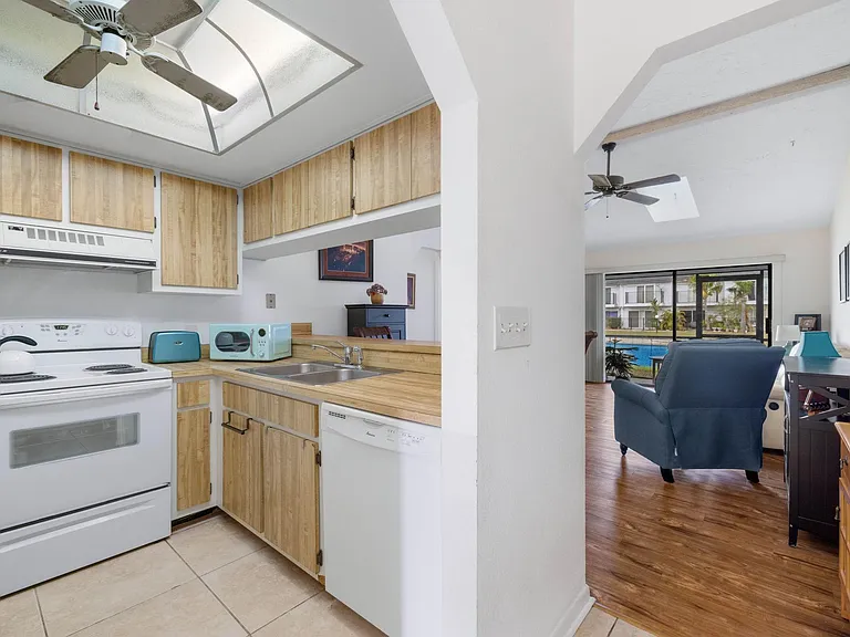 1309 SE 8th St #202 — Photo 14
