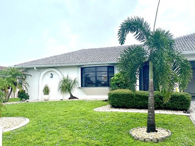 1064 Cimarron Dr — Photo 2