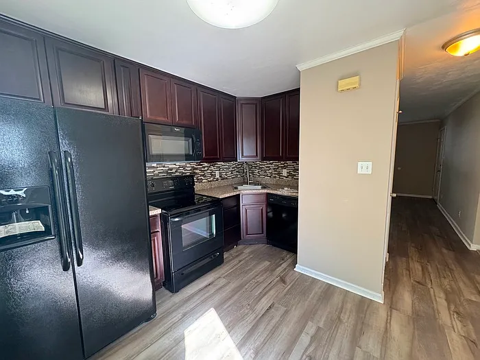 915 Green St #915 — Photo 5