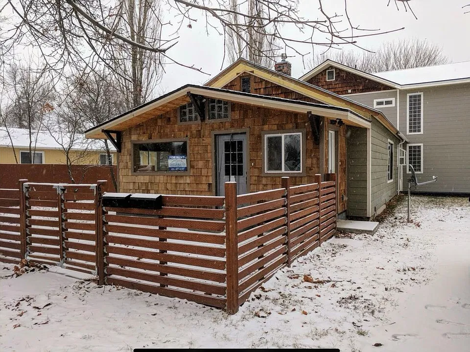 627 9th Ave W