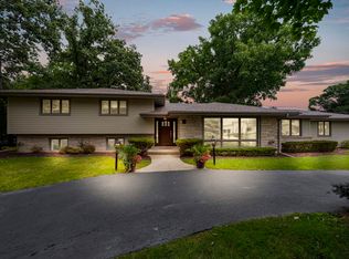 29 Sheffield Ln, Oak Brook, IL 60523