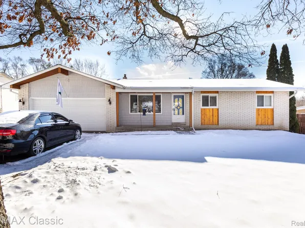 4240 England Beach Rd, White Lake, MI 48383