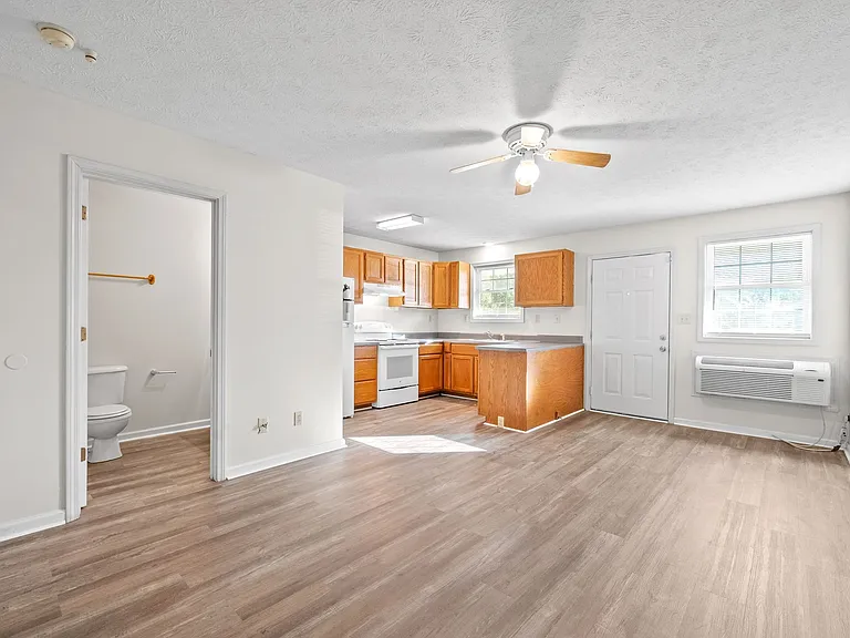 280 Thompsonville Ln #C — Photo 4