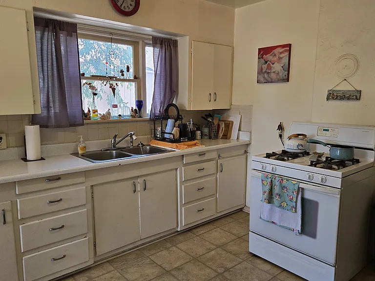 236 S Maple St — Photo 4