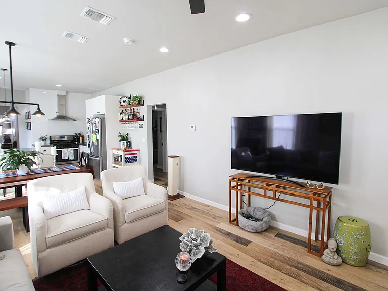 711 W Lullwood Ave — Photo 8