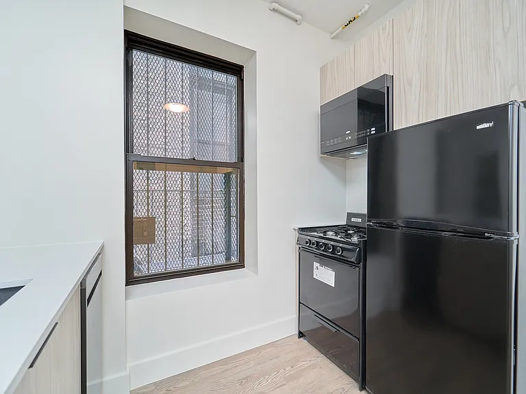 208 E 6th St #39 — Photo 4