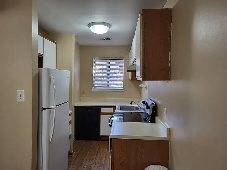 402 Tudor Ct — Photo 10