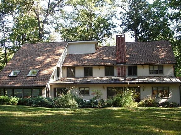 Level private lot bordering 800-acre reserve