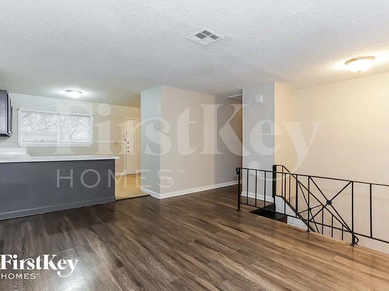 917 Montclair Dr — Photo 4