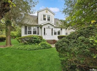 67 Vondran St, Huntington Station, NY 11746