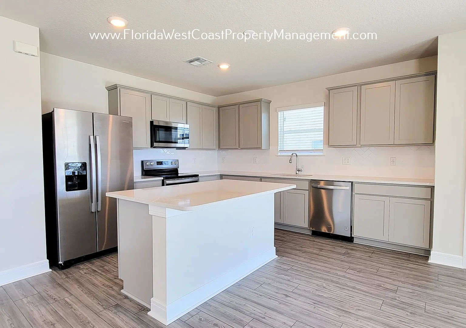 Outstanding Large 4 Bedroom/ 3 Bath Home In Isles At Bayview! Large Flex Space Plus Lakeivews! — Photo 4