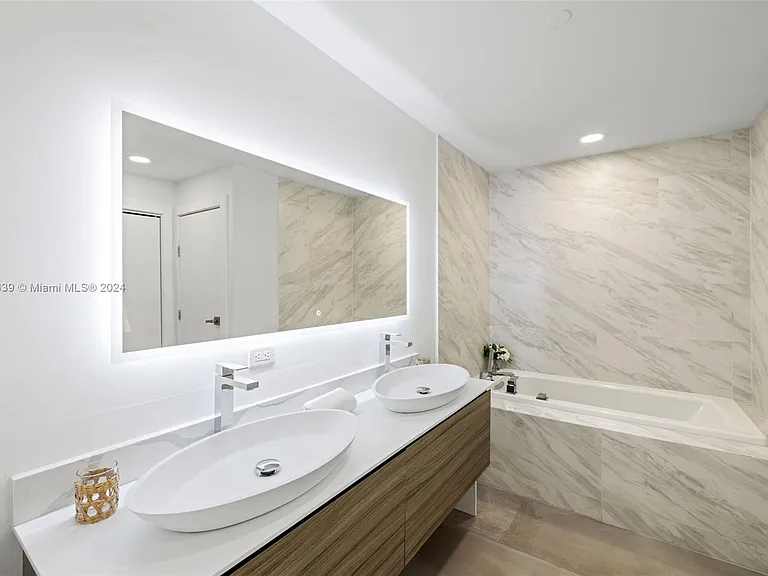 19144 Fisher Island Dr #19144 — Photo 23
