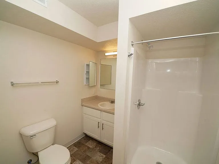 Arbor Lakes Apartments — Photo 24