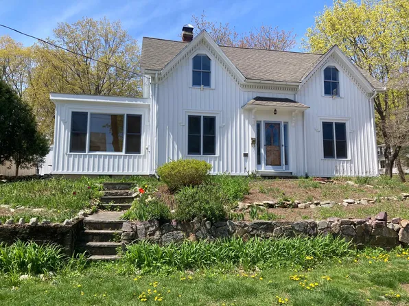 11 Liberty St, Ipswich, MA 01938