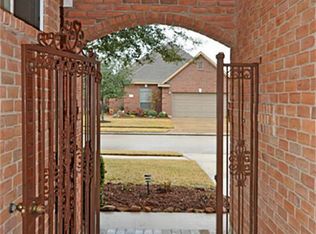 30 Red Oak Ct, Lake Jackson, TX 77566