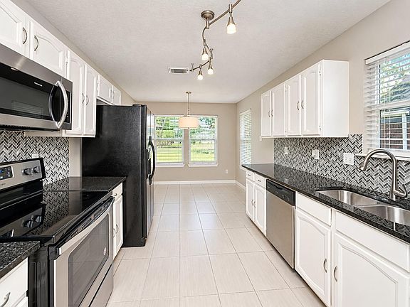 5th image of 302 Rosemary Ln
