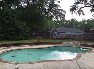 913 E Edgefield Dr, Saraland, AL 36571