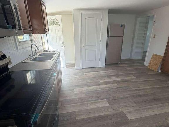 4th image of 437 Main St