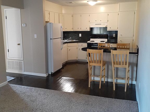 2nd image of 3208 Redwood Ln #215