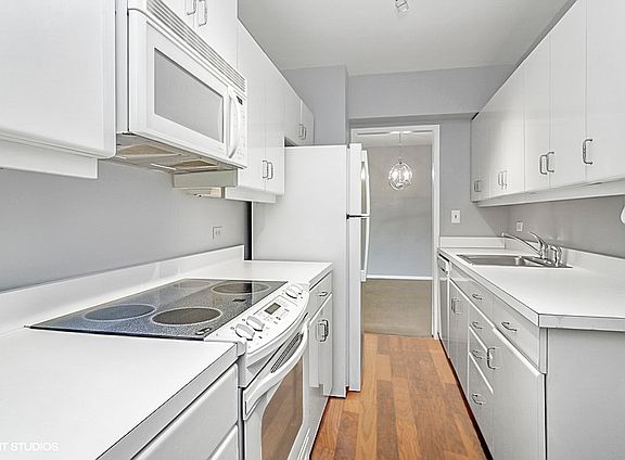 3rd image of 1325 N State Pkwy APT 17E