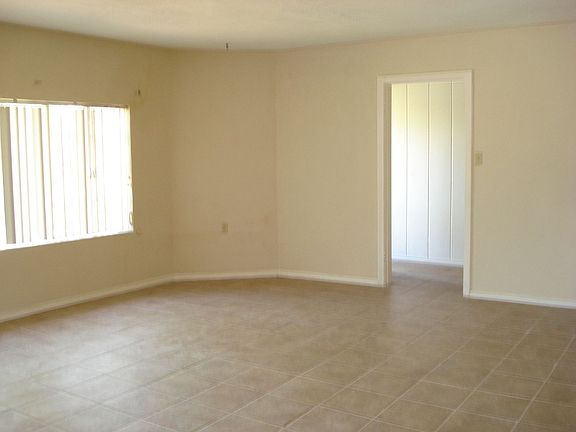 4th image of 902 E Bowie Ave