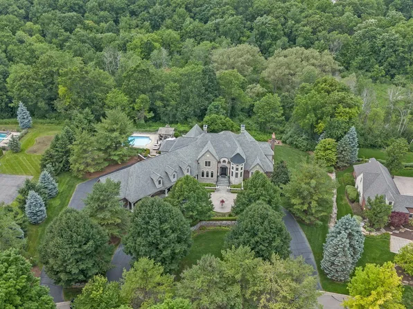 2456 Pond Vallee Dr, Oakland, MI 48363