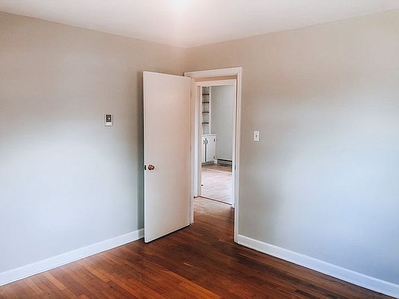 5th image of 104 Sanders Dr
