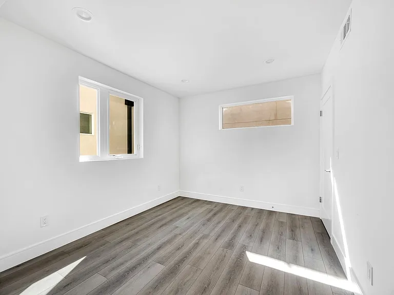 1150 W 38th St — Photo 75