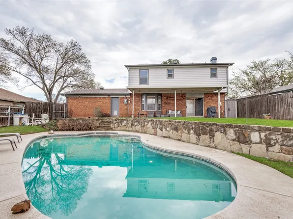 901 Rockwall Dr, Euless, TX 76039