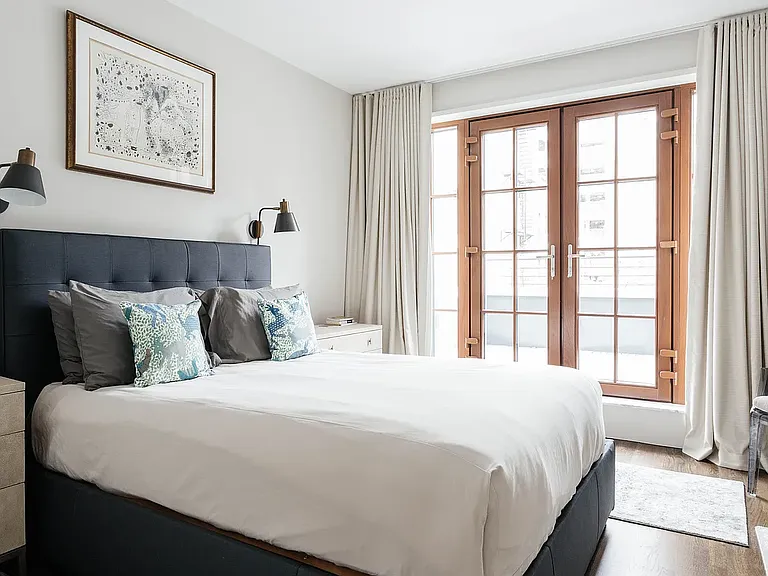 206 E 20th St #PENTHOUSE — Photo 17
