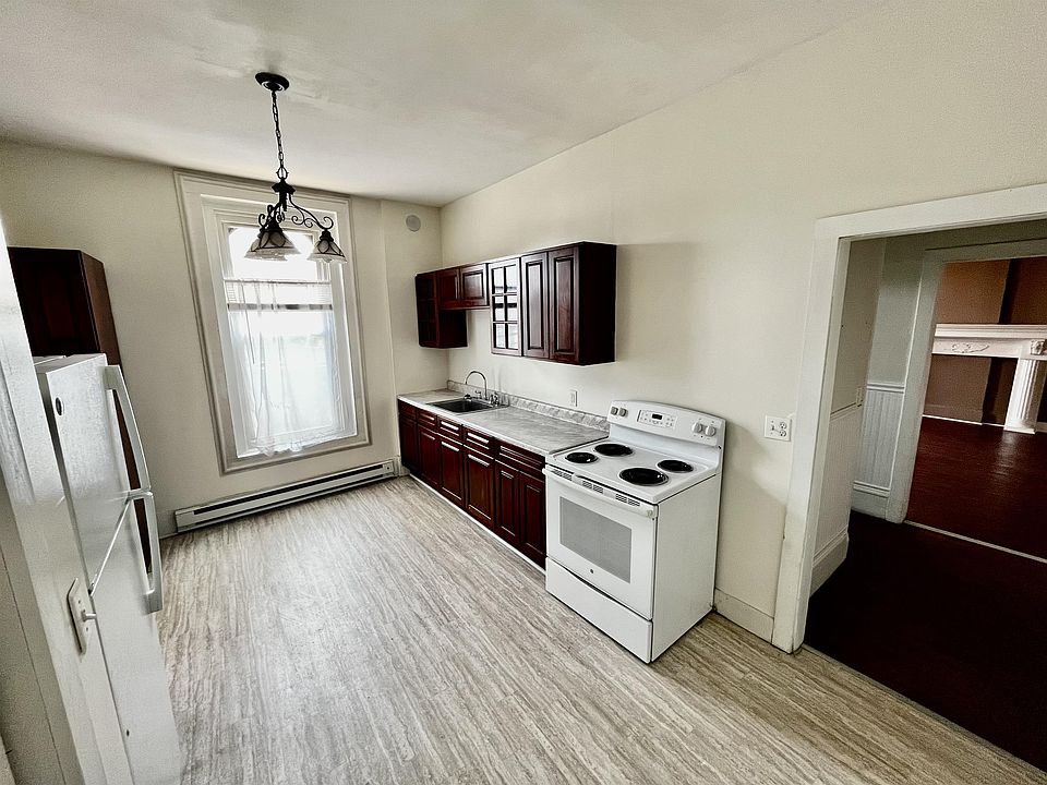 1st image of 751 Hudson Ave #4