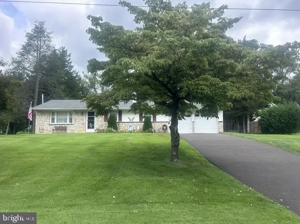 15 Robin Rd, Holland, PA 18966