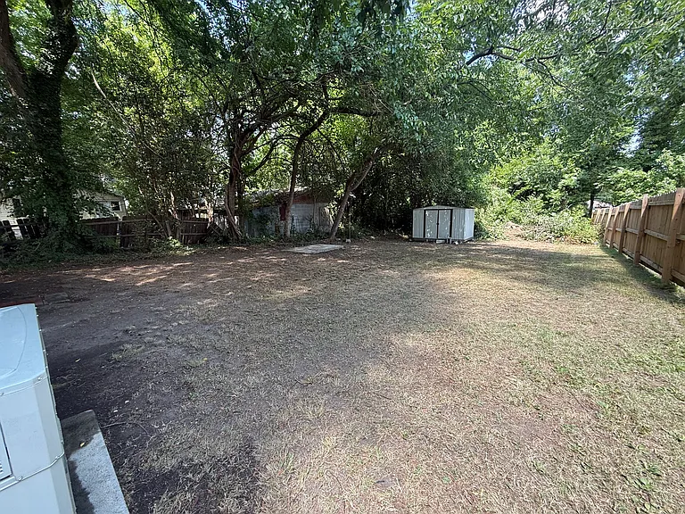 709 Logan St — Photo 4